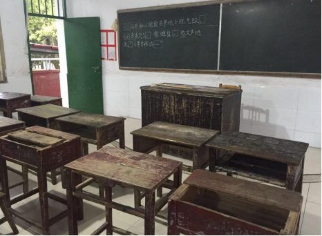 我乐家居捐赠橙色课桌彰显企业社会责任