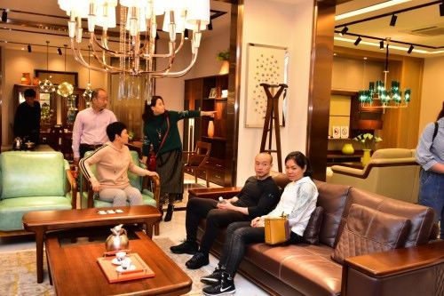 魏新雨“以歌会友”亮相深圳 与数百粉丝共聚柏森老友季