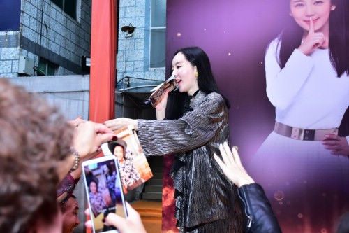 魏新雨“以歌会友”亮相深圳 与数百粉丝共聚柏森老友季