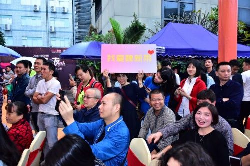 魏新雨“以歌会友”亮相深圳 与数百粉丝共聚柏森老友季
