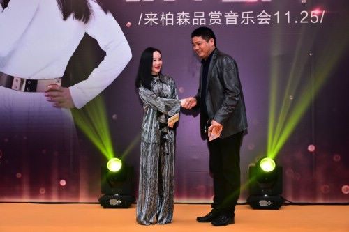 魏新雨“以歌会友”亮相深圳 与数百粉丝共聚柏森老友季