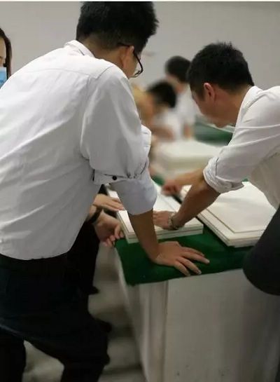 不忘初心 品质先行丨诺维家高层管理带领质量监控小组视察生产