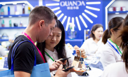 权达水晶 | 璀璨亮相2025深圳国际礼品家居展以东方匠艺重塑光影美学