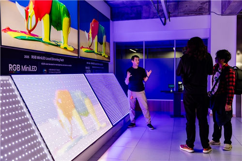 千万粉丝博主造访全球RGB-Mini LED开创者海信,现场打卡顶级显示技术发源地